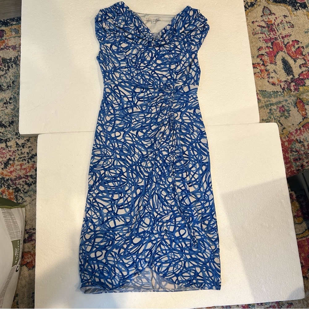 Maggy London blue white abstract print ruched front midi dress - Picture 3 of 9